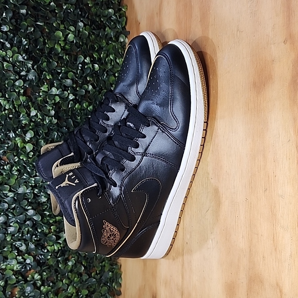 Jordan Men's Black and Gold Air High-Top Sneakers